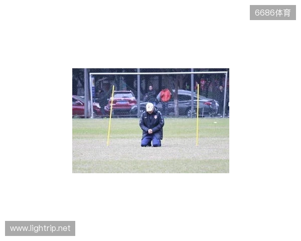 帽子上用中文写着努力、忍耐、牺牲，张外龙：是我作为教练的哲学